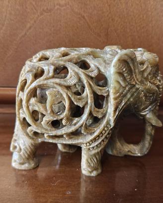 Elefantessa in pietra steatite intagliata a mano