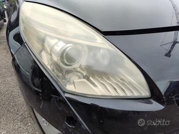Proiettore destro RENAULT SCENIC del 2009