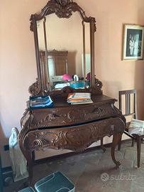 Como’ in legno intagliato