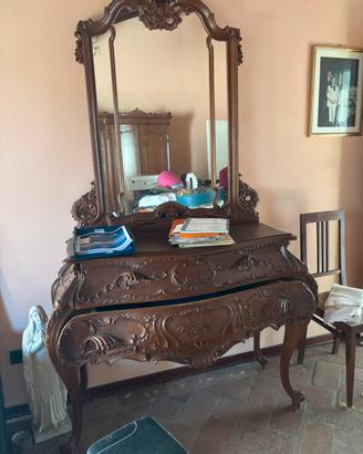 Como’ in legno intagliato
