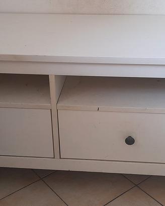 mobile di salotto bianco con de cassette 