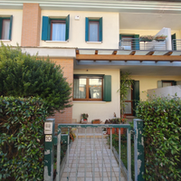 Porzione villetta a schiera con scoperto privato