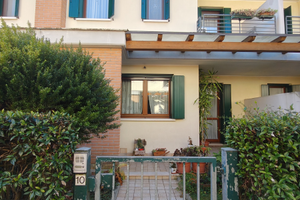 Porzione villetta a schiera con scoperto privato