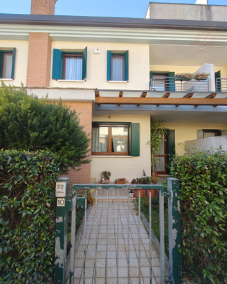 Porzione villetta a schiera con scoperto privato