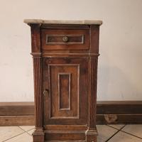 Comodino antico in legno con piano in marmo – da r