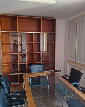 Arredamento completo ufficio in blocco.