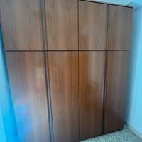 Armadio di legno marrone a 4 ante
