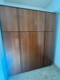 Armadio di legno marrone a 4 ante