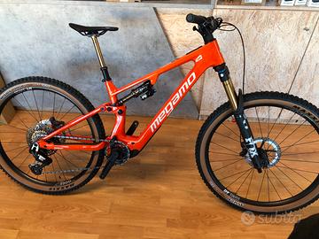 Megamo Reason CRB 03 Red 800Wh (M)