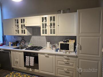 Cucina completa con forno e frigo