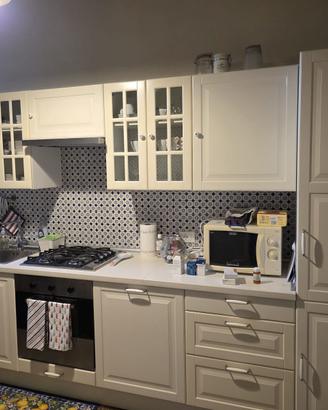 Cucina completa con forno e frigo