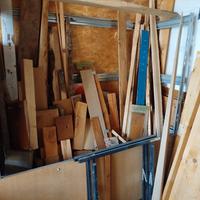 Scarti e tavole di legno 