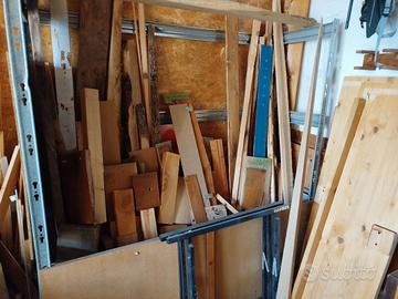 Scarti e tavole di legno 
