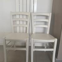 Sedie bianche in legno