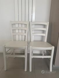 Sedie bianche in legno