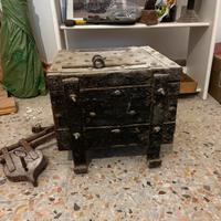 Cassaforte in ferro battuto fine 600/700