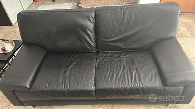 Divano tavolo e Due armadi neri