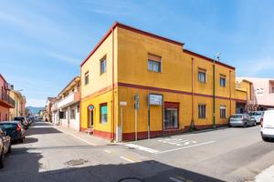 Ampia soluzione su due livelli con locale commerci