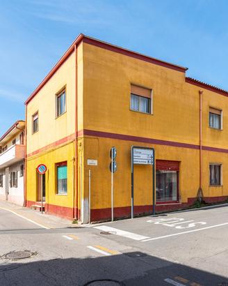 Ampia soluzione su due livelli con locale commerci