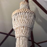 Lampadario di conchiglie della Polinesia.