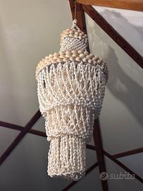 Lampadario di conchiglie della Polinesia.