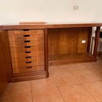Scrivania in legno con cassettiera