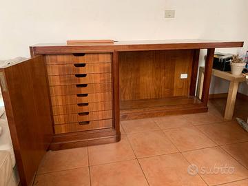 Scrivania in legno con cassettiera