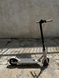 Xiaomi Mi eletric scooter 3-con caricatore incluso