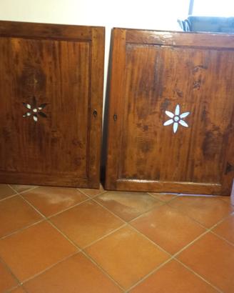 Due grandi sportelli in legno,ferri originali.