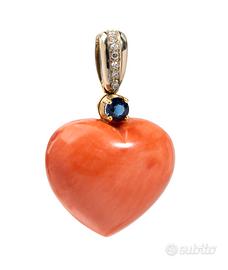 Pendente in corallo a forma di cuore con zaffiro