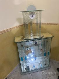 Bacheca di vetro con sveglia