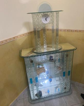 Bacheca di vetro con sveglia