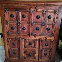 Mobiletto stile etnico con ante e cassetti