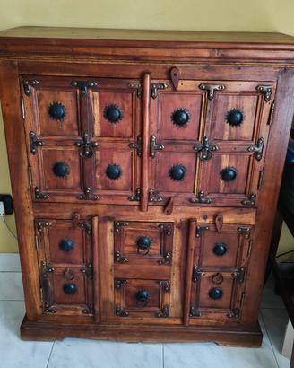 Mobiletto stile etnico con ante e cassetti