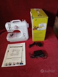 Macchina da cucire portatile multifunzione.