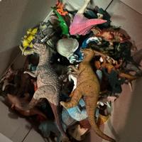 Scatola con dinosauri vari giocattoli per bambini
