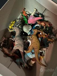 Scatola con dinosauri vari giocattoli per bambini