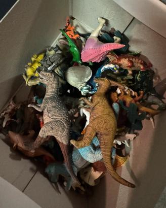 Scatola con dinosauri vari giocattoli per bambini