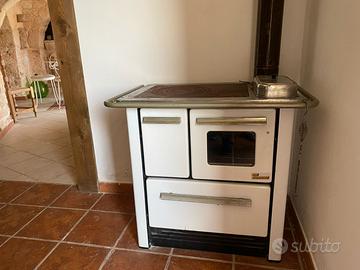 Stufa d'epoca con canna fumaia