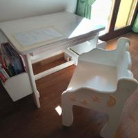 Piccola scrivania con sedia