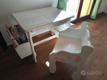 Piccola scrivania con sedia