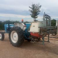 Trattore Ford con botte