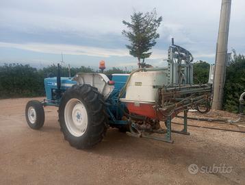 Trattore Ford con botte