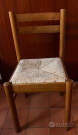Sedie legno con seduta in vimini.