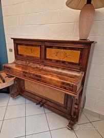 pianoforte a parete