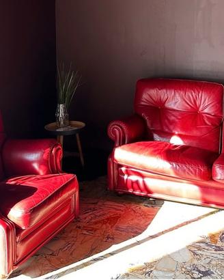 Divano e poltrona vintage in pelle rossa