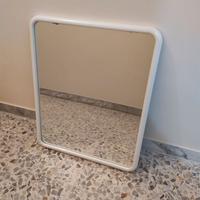 Specchio con cornice in plastica bianca