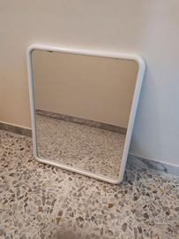 Specchio con cornice in plastica bianca