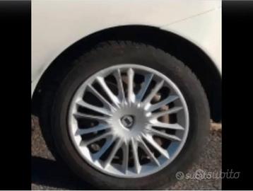 Cerchi con copricerchi lancia y