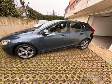 Volvo v40 D2